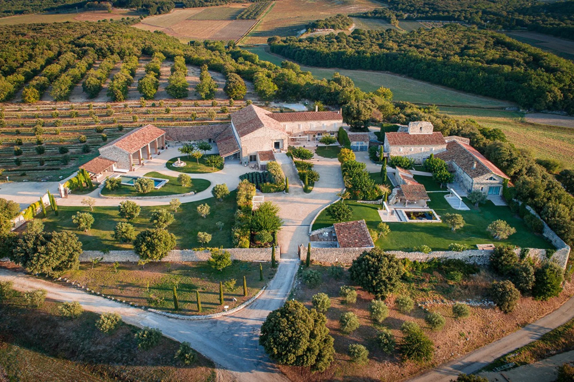 Vue aérienne du domaine et de ses jardins en Drôme provençale