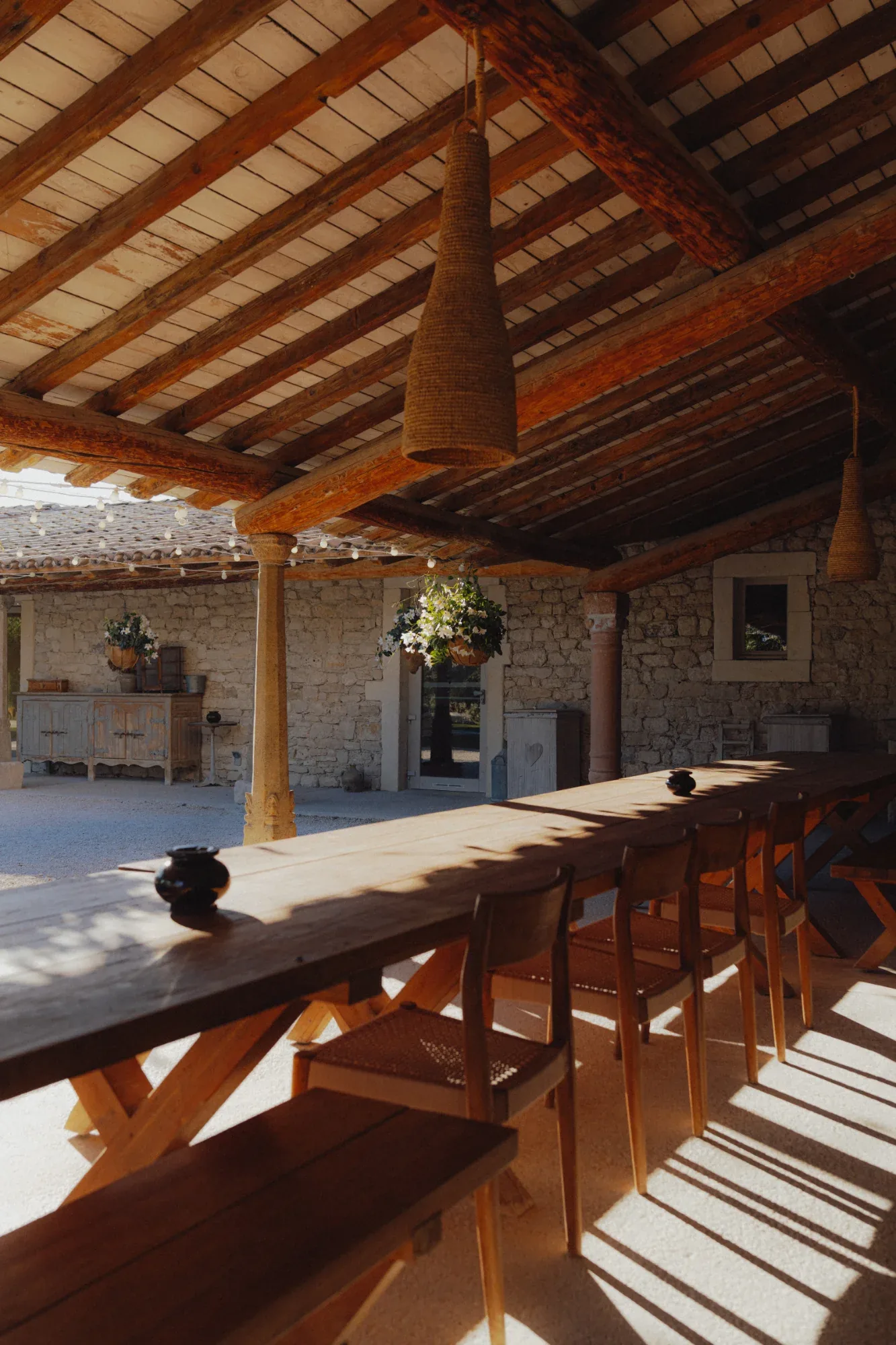 Le préau et sa grande table sous charpente