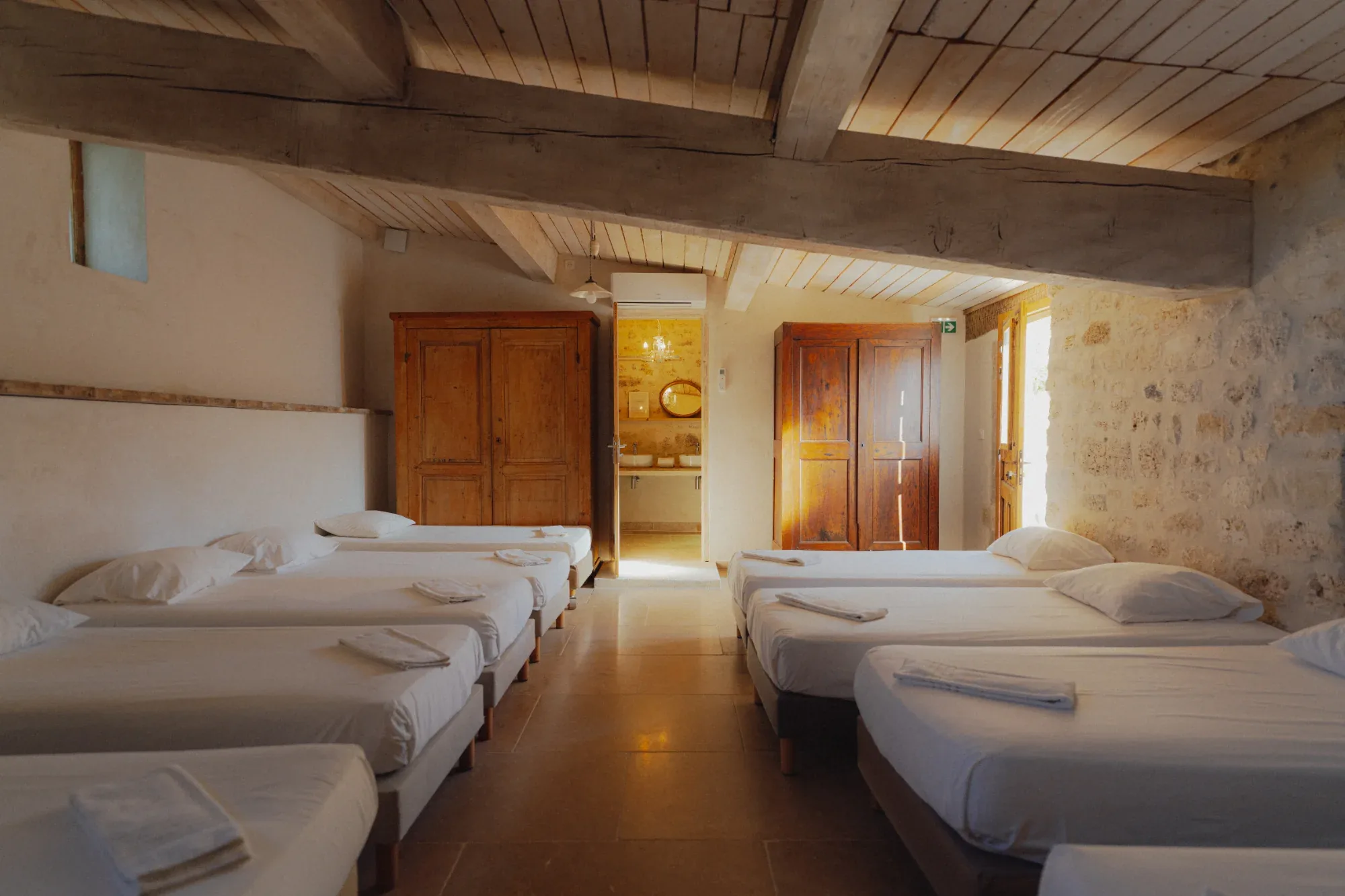 Une chambre familiale mêlant pierre et bois