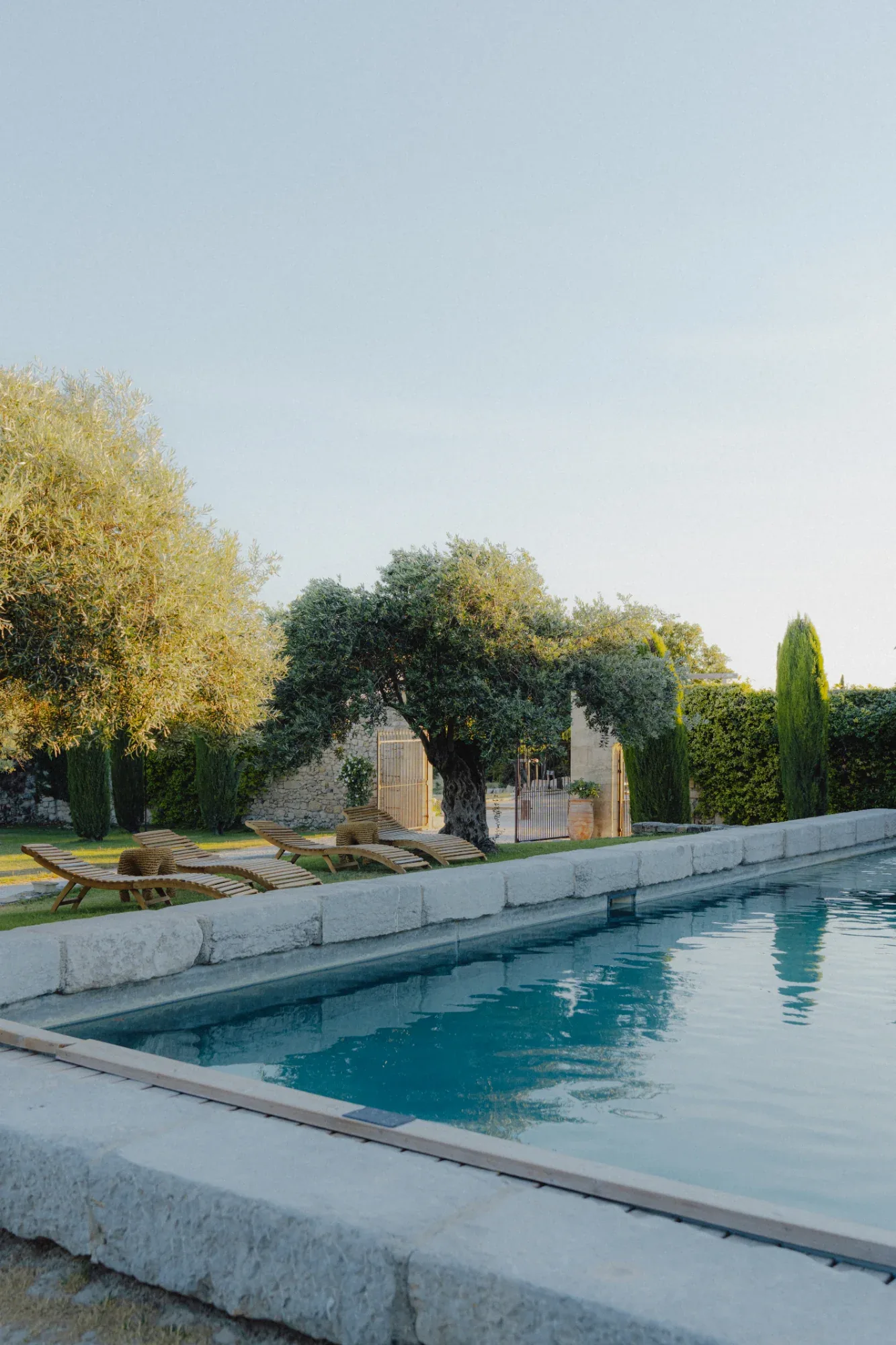 La piscine bordée de pierre, face à la campagne