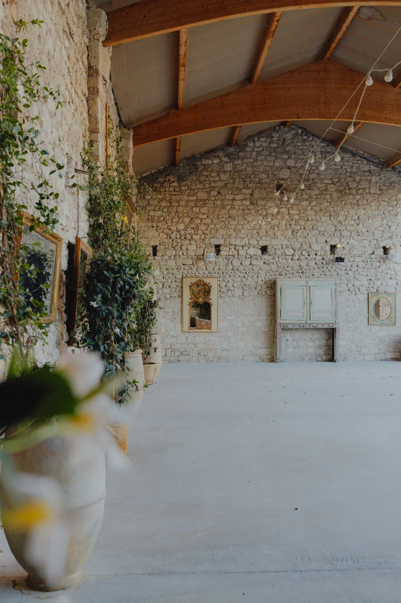 L'intérieur de la grange en pierre, sous charpente