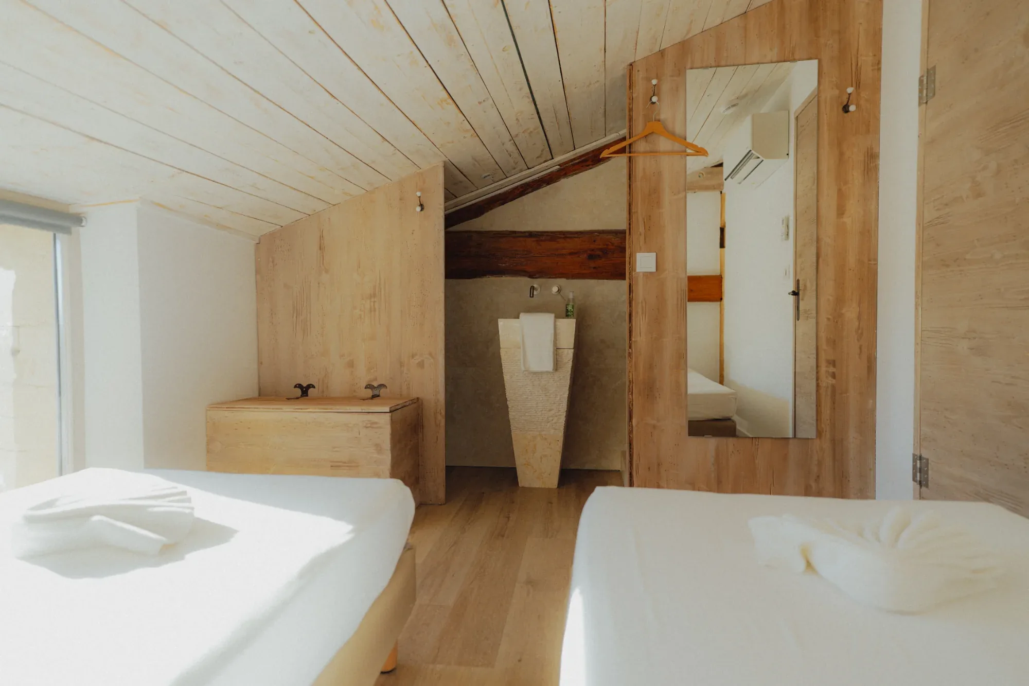 Une chambre mansardée baignée de lumière