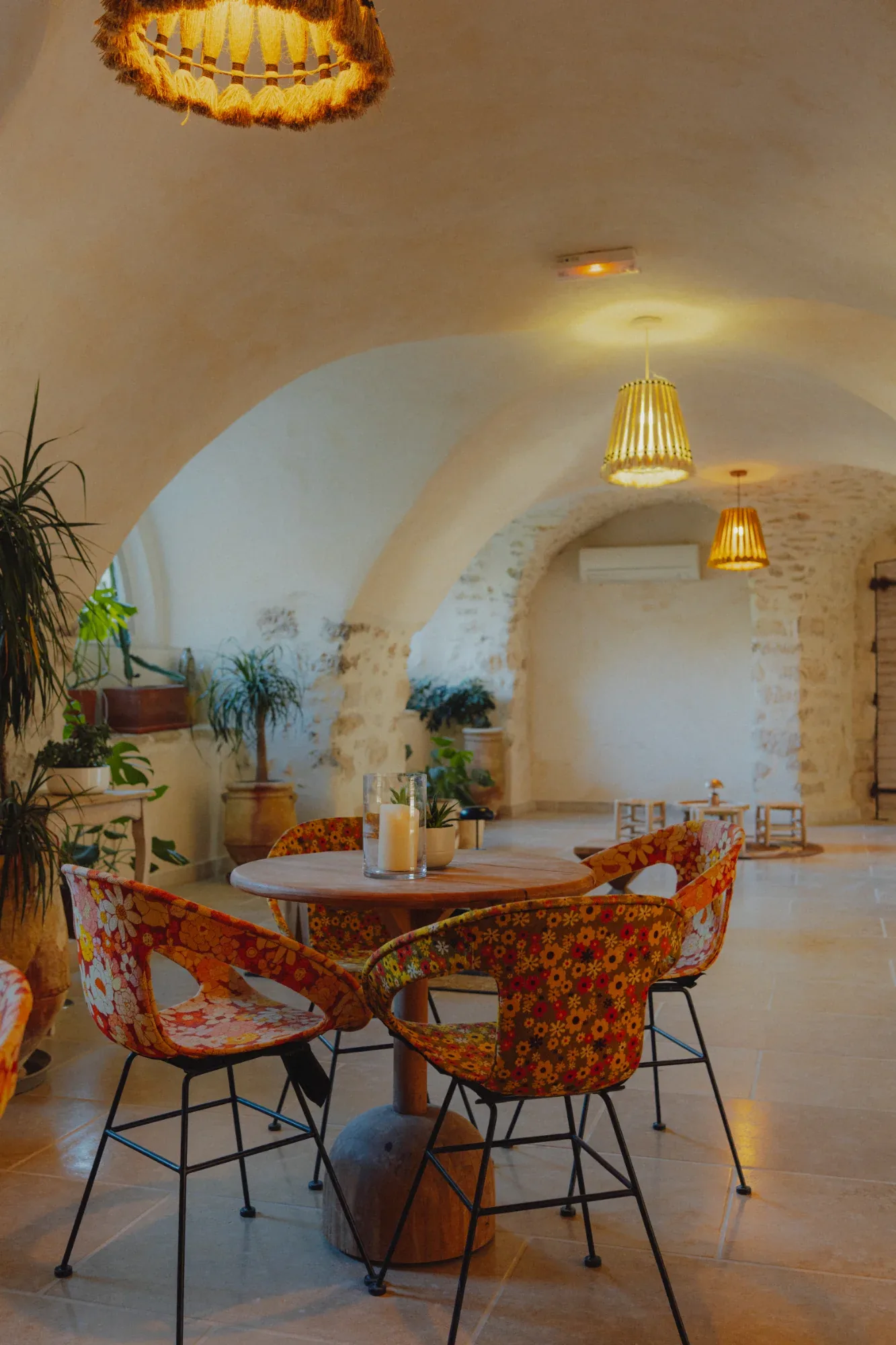 La salle voûtée aménagée pour un repas convivial