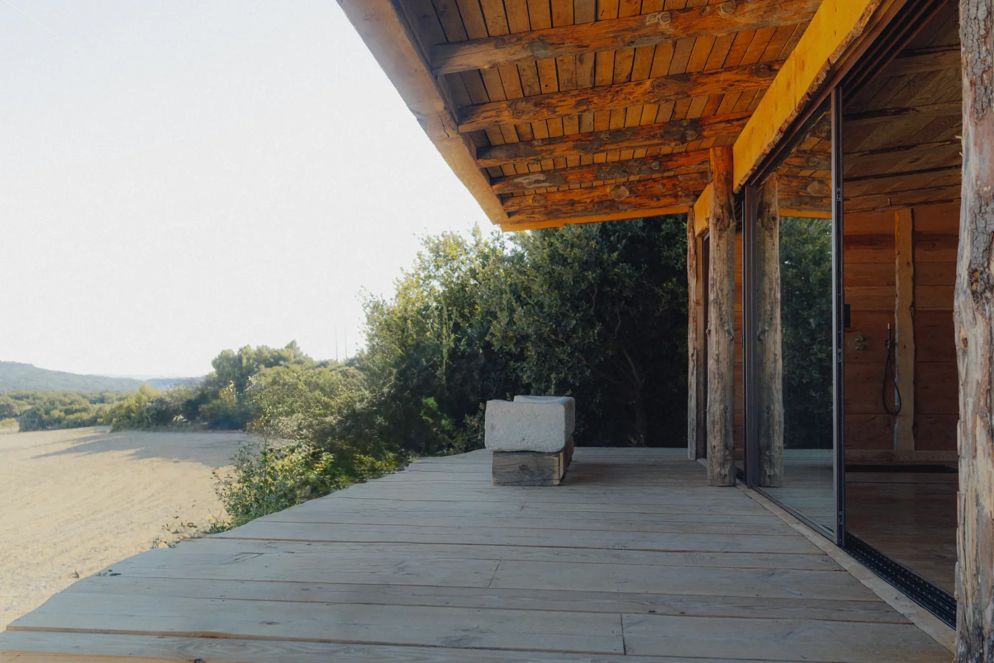 La suite et sa baie ouverte sur le paysage
