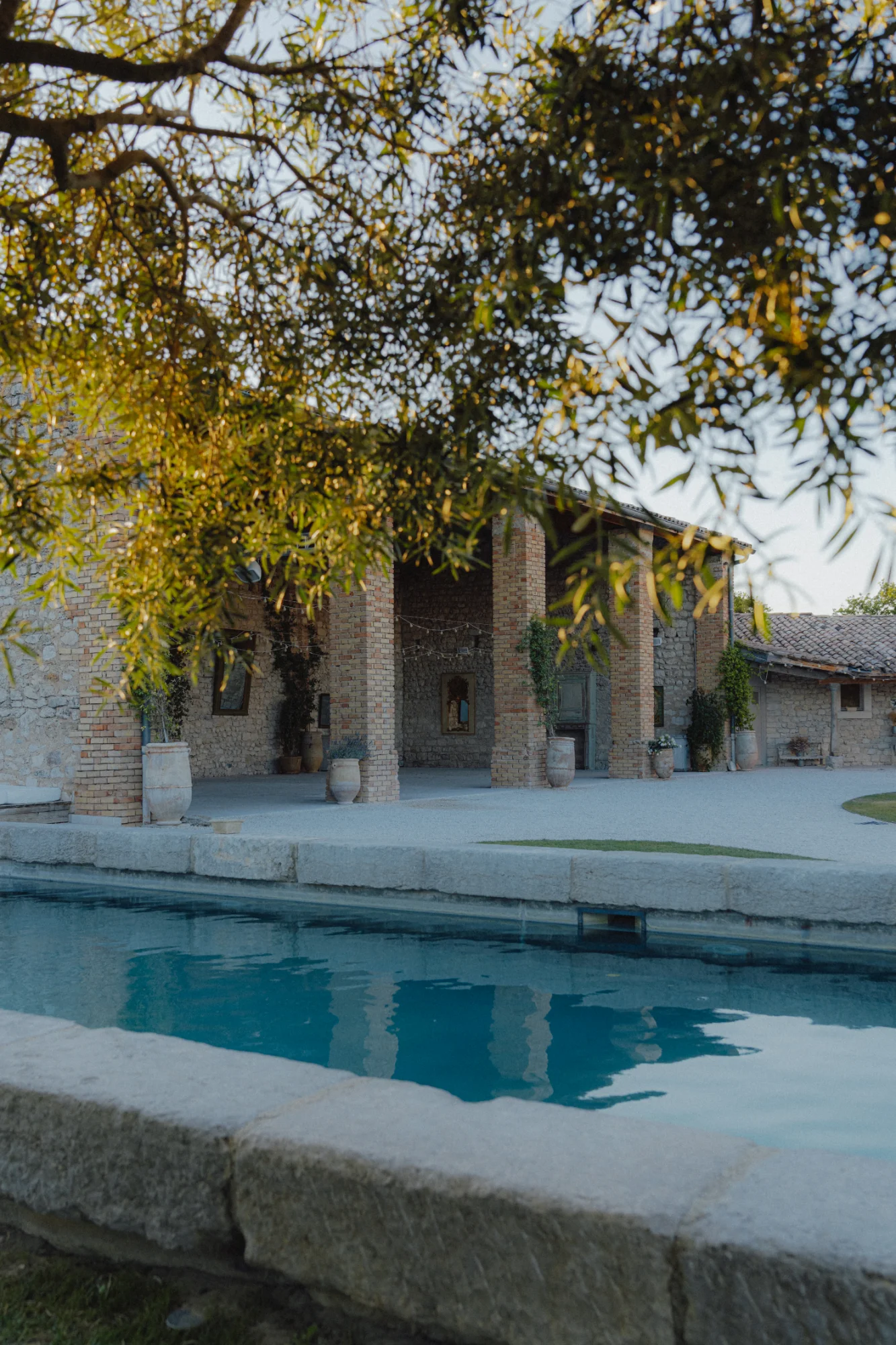 La piscine au pied du mas provençal