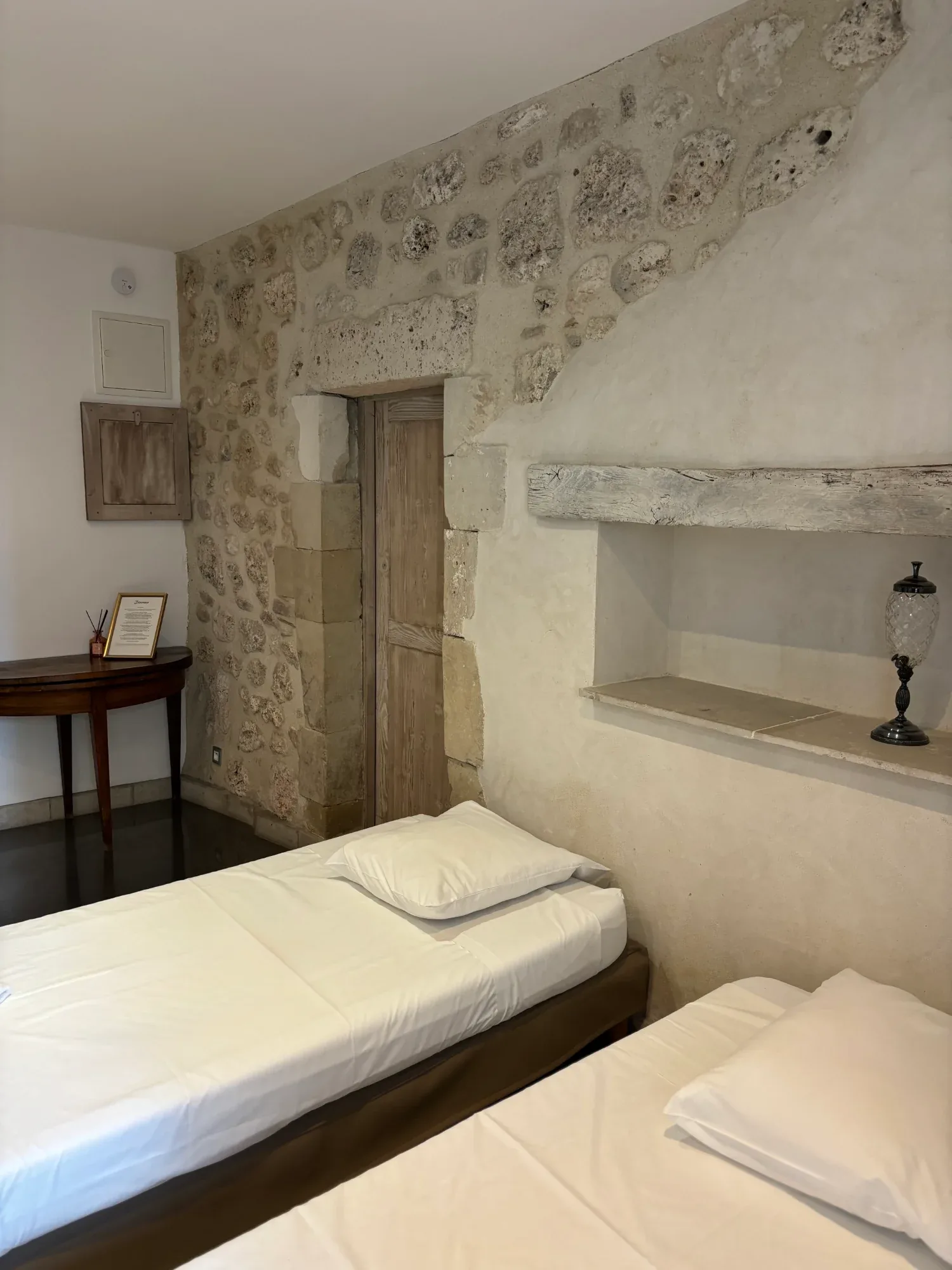 Une chambre au mur de pierre, calme et douce
