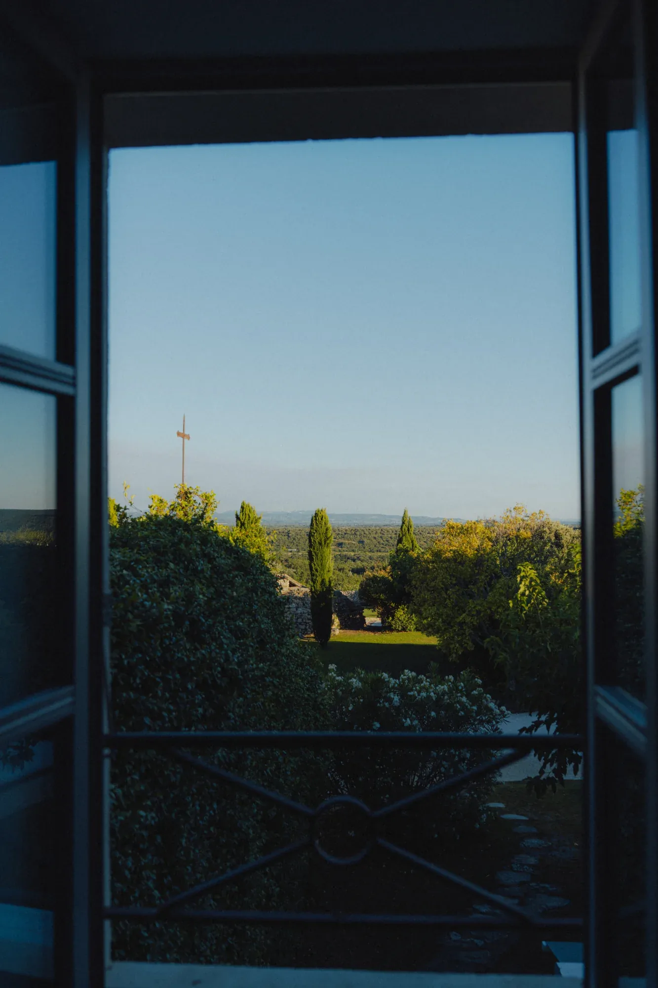 La vue ouverte sur la campagne depuis les baies