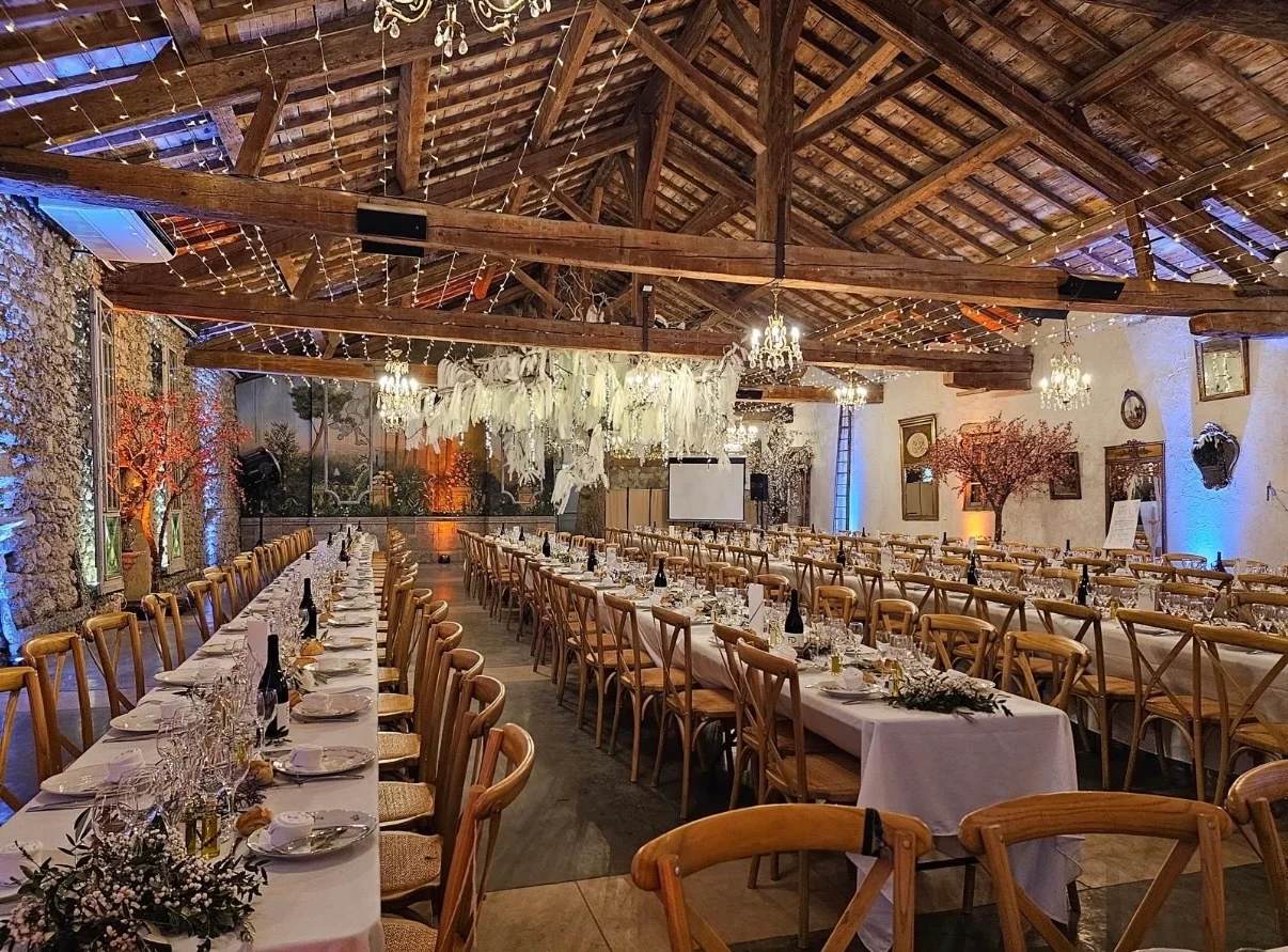 La grange dressée pour un dîner de mariage