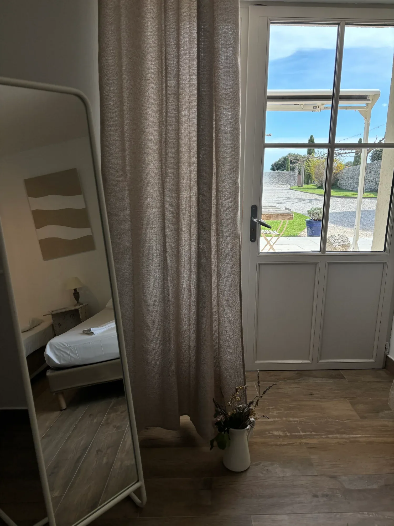 Une chambre lumineuse ouvrant sur l'extérieur