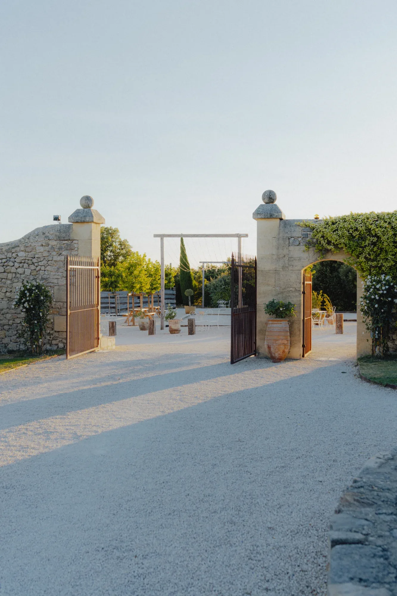 L'allée d'honneur et son portail de pierre