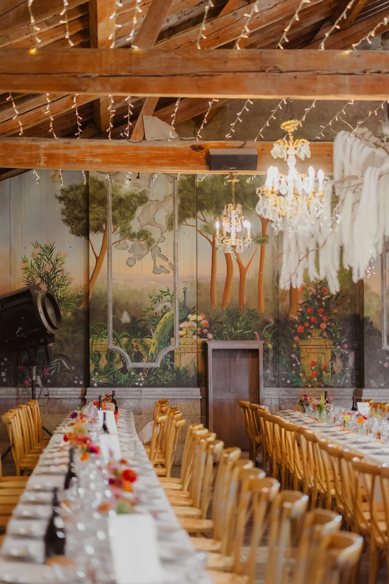 La grange fermée et sa fresque murale, prête pour le dîner