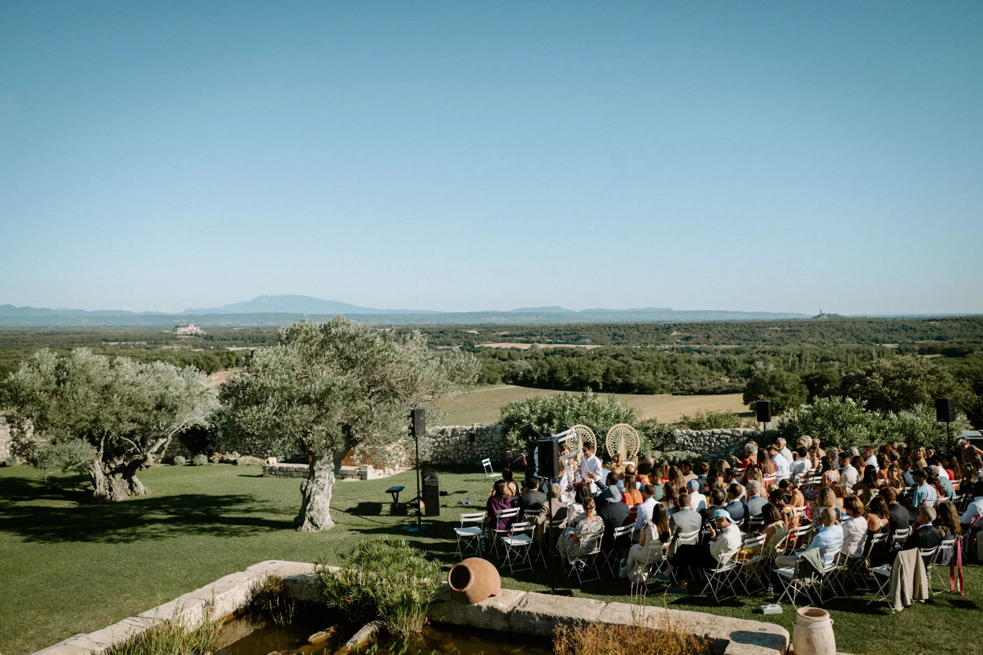 Cérémonie en extérieur dans le cadre naturel du domaine