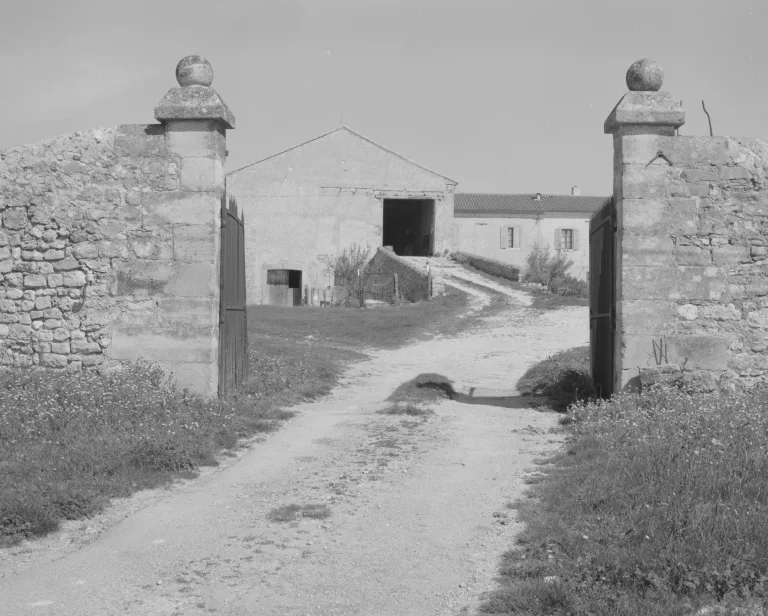 Portail historique en pierre des terres de Sarson, photographie d'archive en noir et blanc