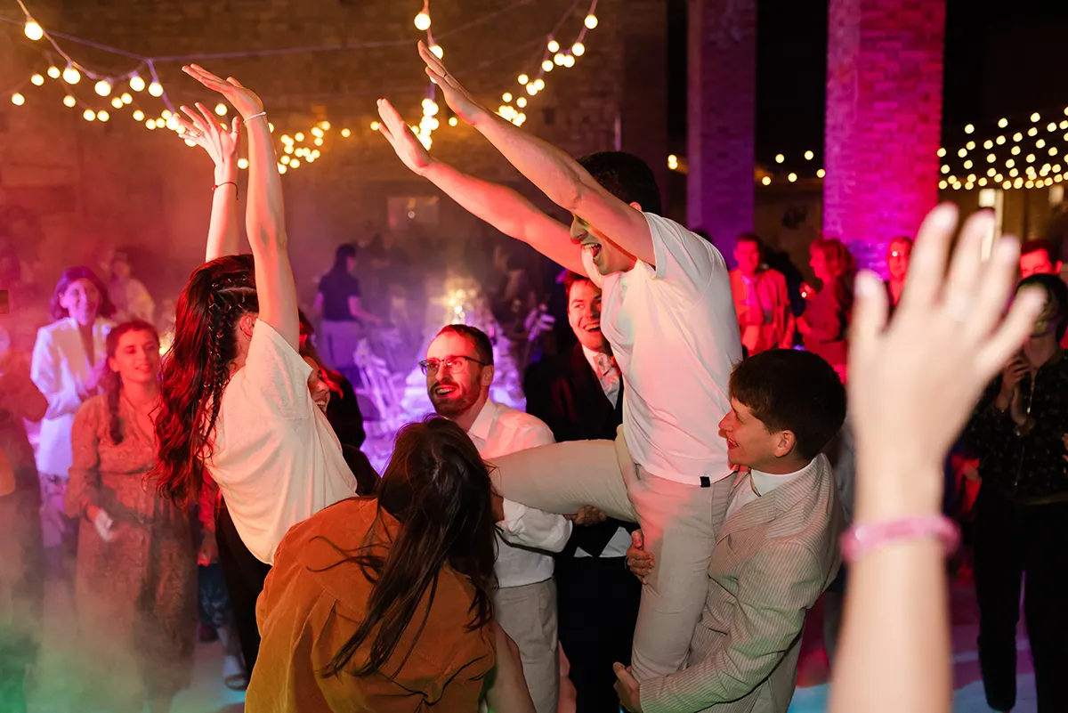 Des mariés et leurs invités sur la piste de danse aux terres de Sarson