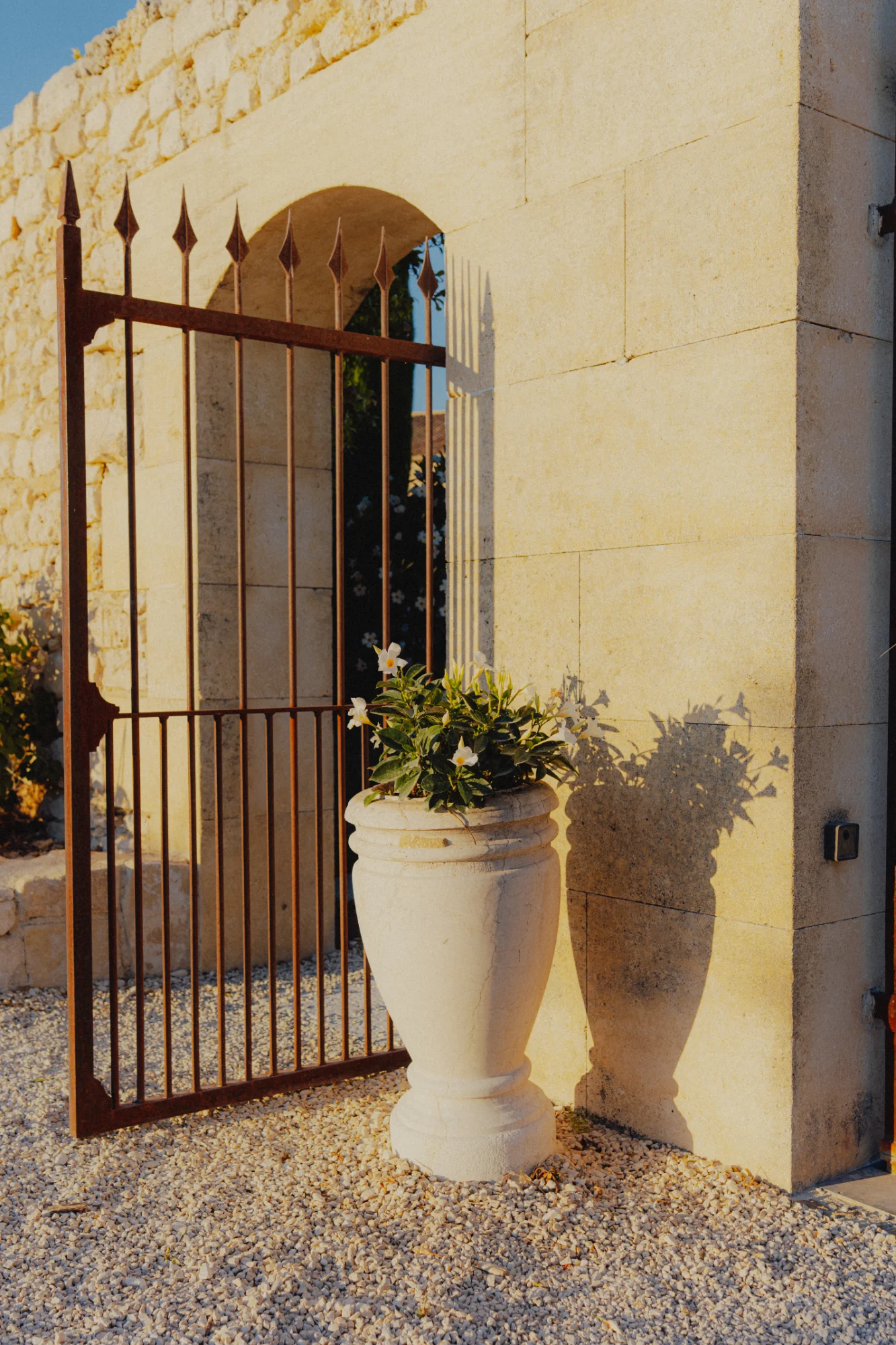Portail en fer forgé à l'entrée du domaine privatisé