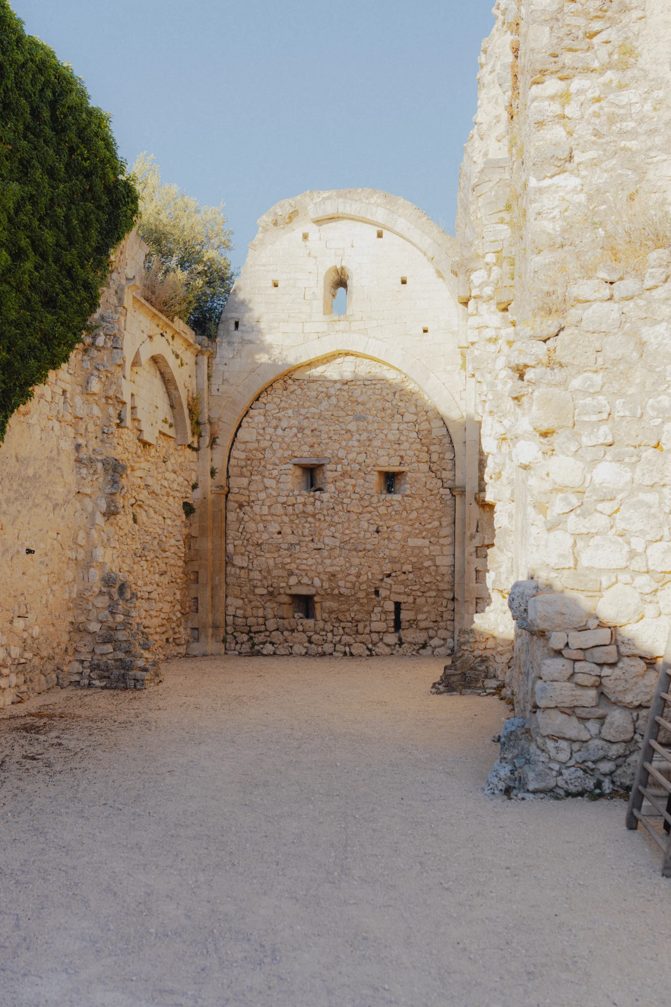 Ancienne chapelle en pierre du prieuré du 12e siècle