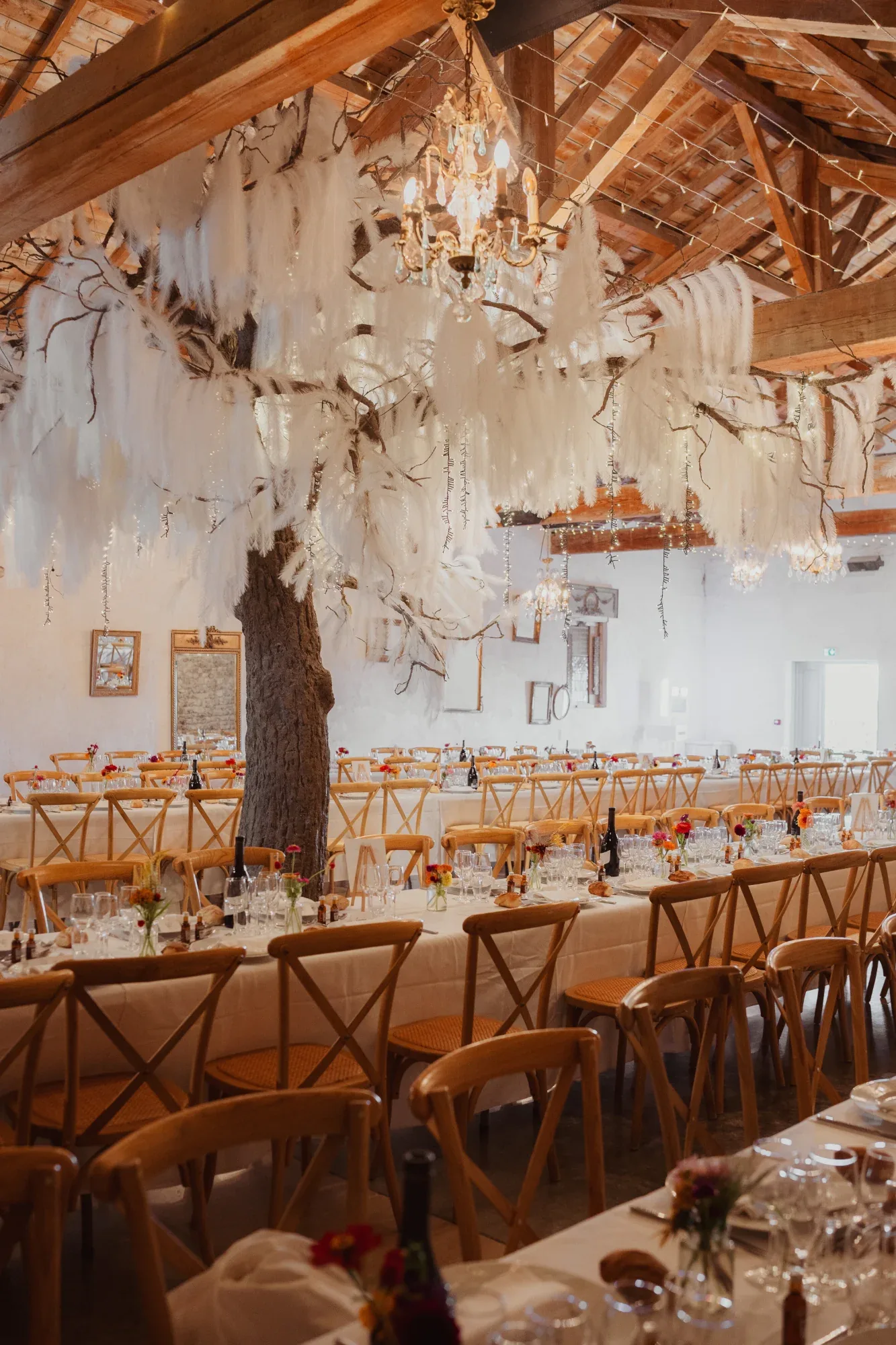 Grange décorée et illuminée pour une réception de mariage